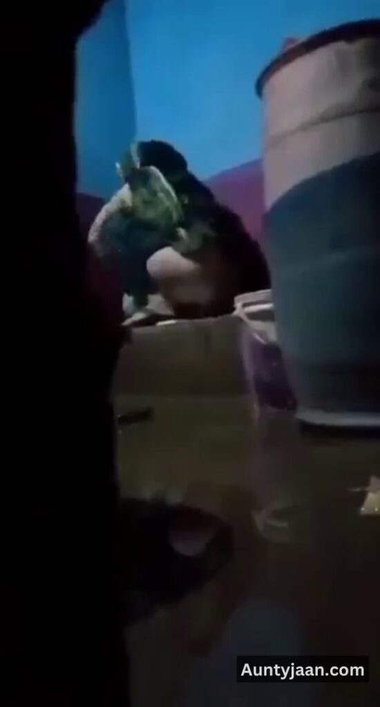 pakistani desi aunty pissing video