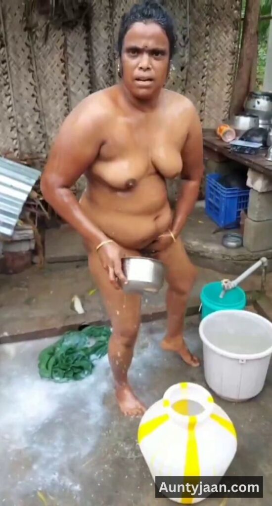 aunty outdoor bathing video