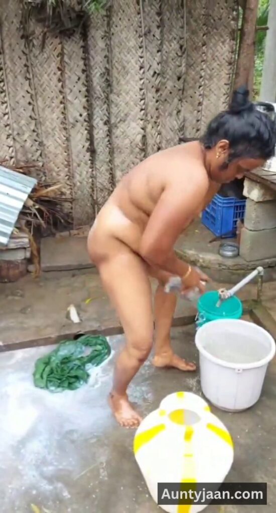 aunty outdoor bathing video