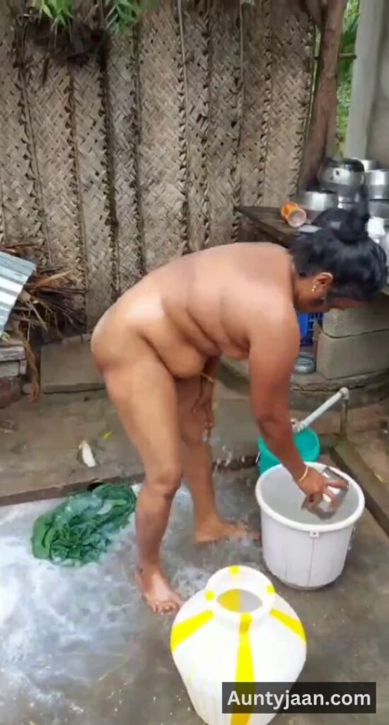 aunty outdoor bathing video