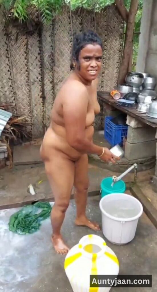aunty outdoor bathing video