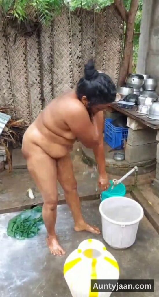 aunty outdoor bathing video
