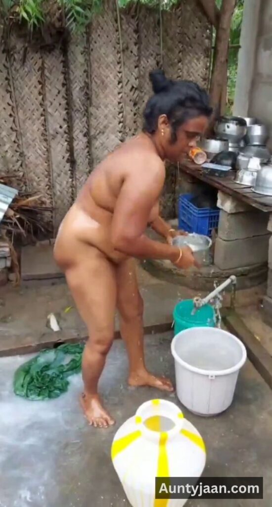aunty outdoor bathing video