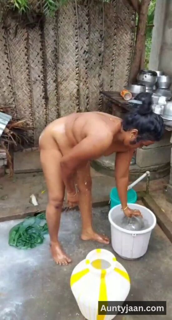 aunty outdoor bathing video