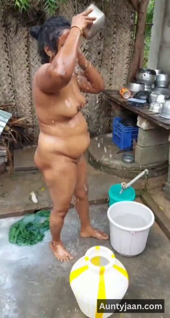 aunty outdoor bathing video