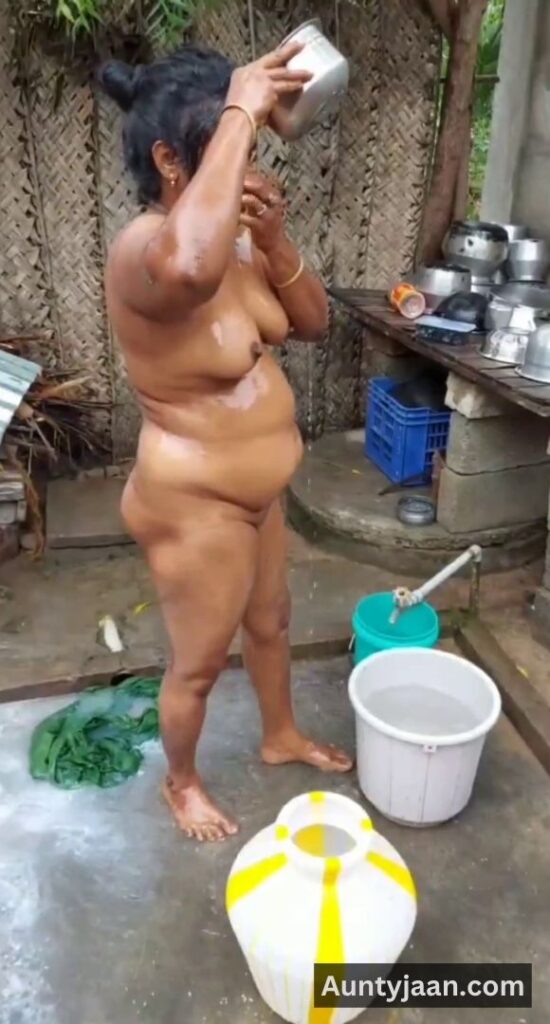 aunty outdoor bathing video