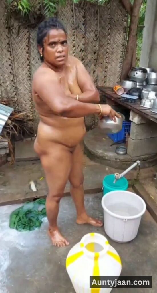 aunty outdoor bathing video