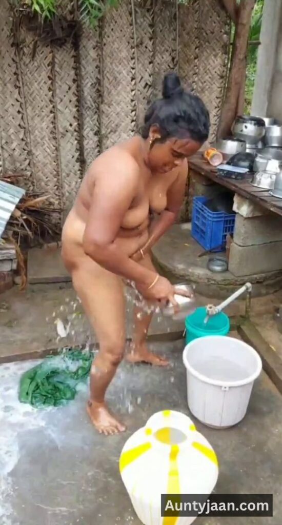 aunty outdoor bathing video