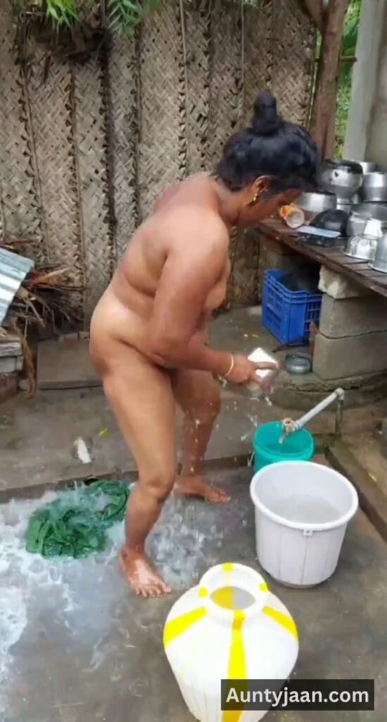 aunty outdoor bathing video