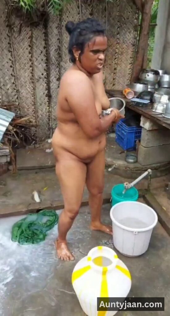 aunty outdoor bathing video