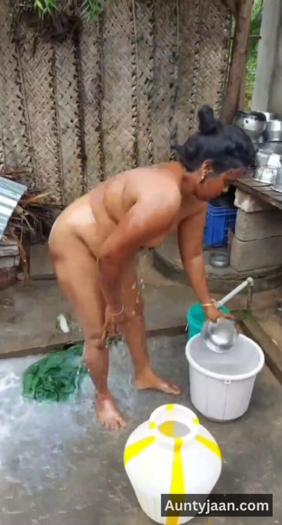 aunty outdoor bathing video