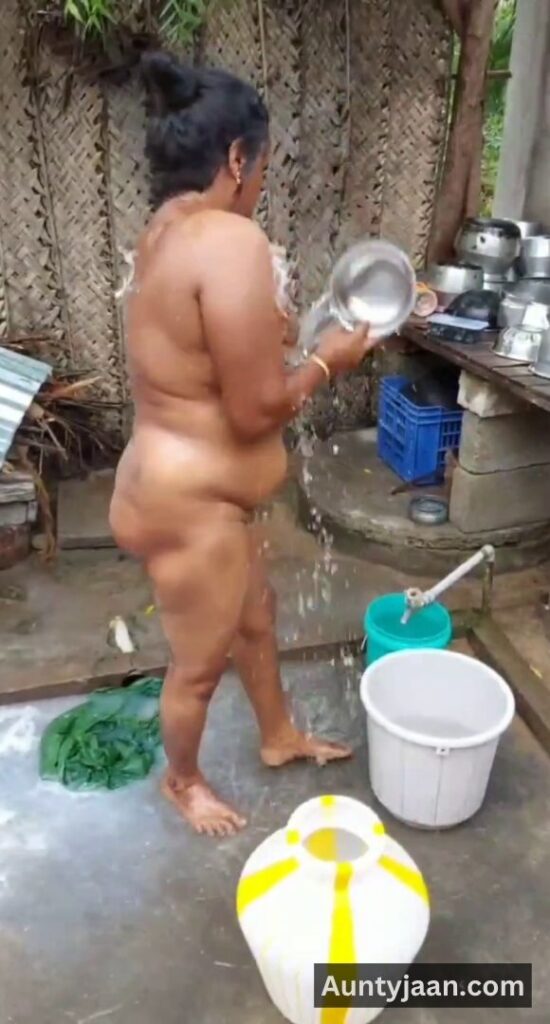 aunty outdoor bathing video