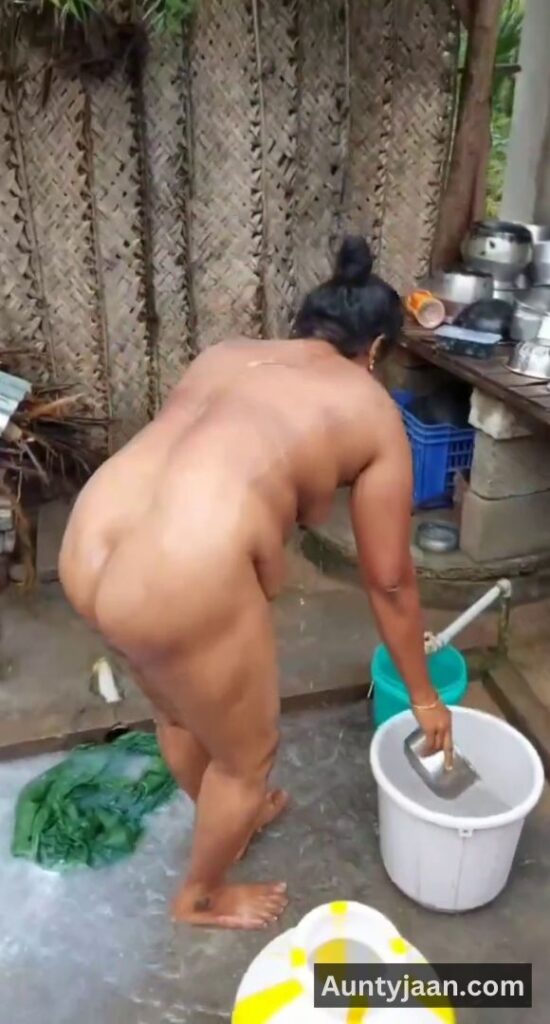 aunty outdoor bathing video