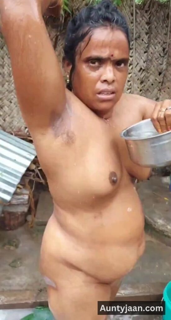 aunty outdoor bathing video