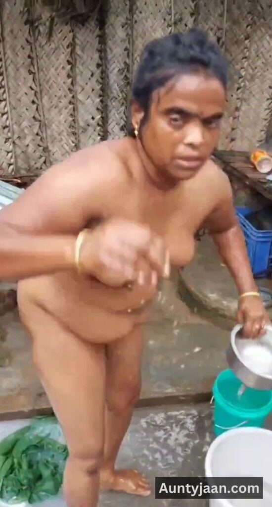 aunty outdoor bathing video