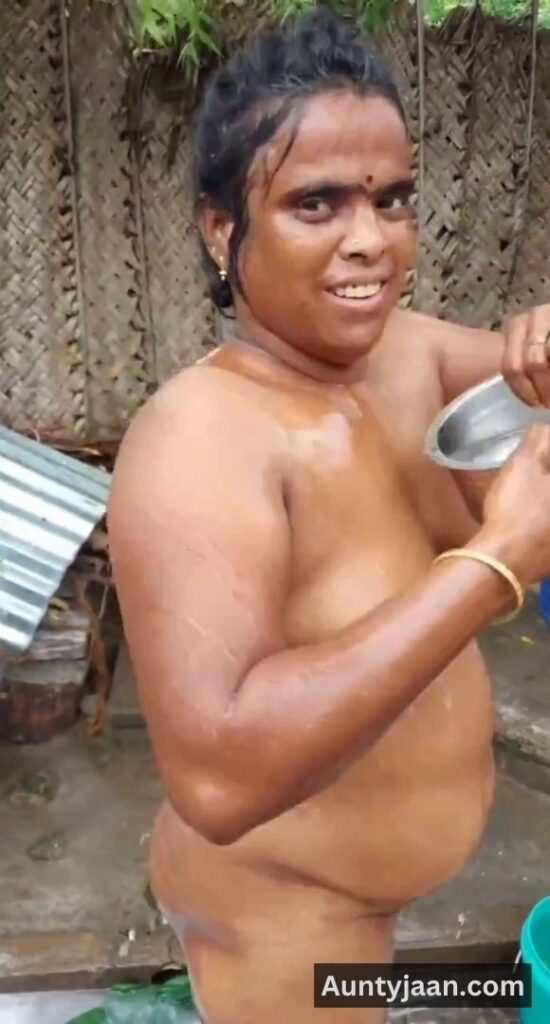 aunty outdoor bathing video