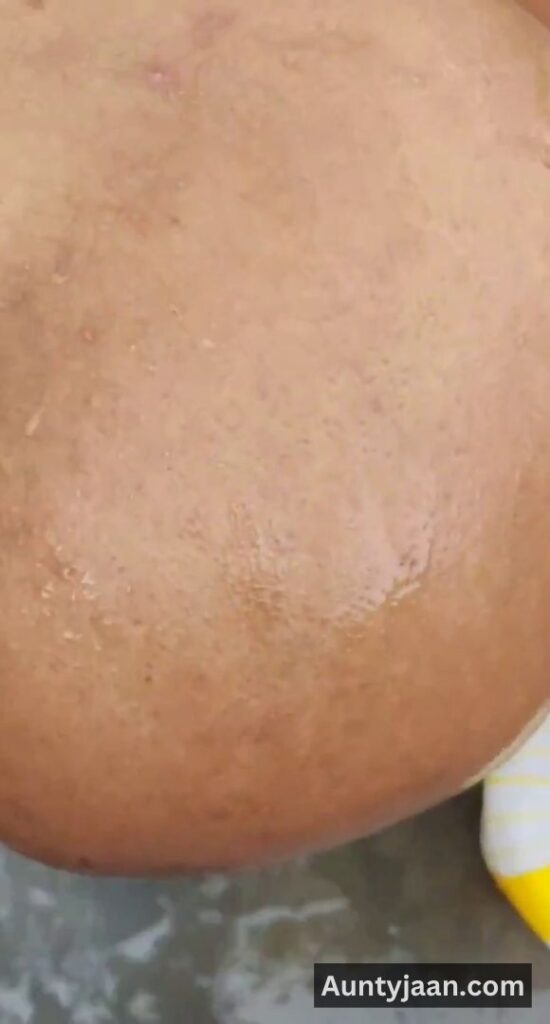 aunty outdoor bathing video