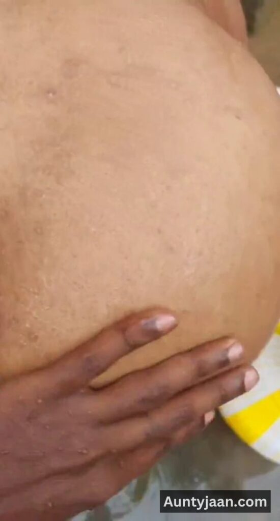 aunty outdoor bathing video