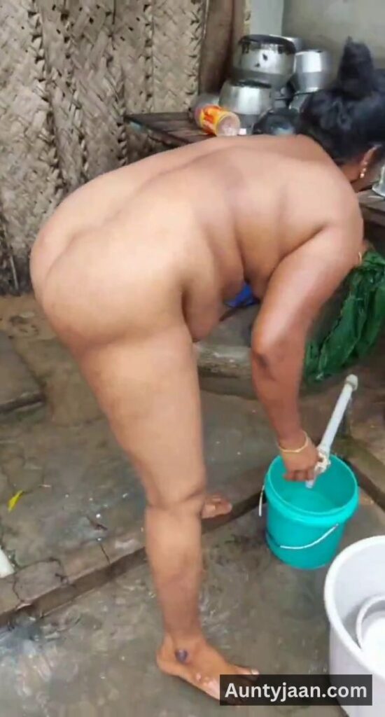 aunty outdoor bathing video