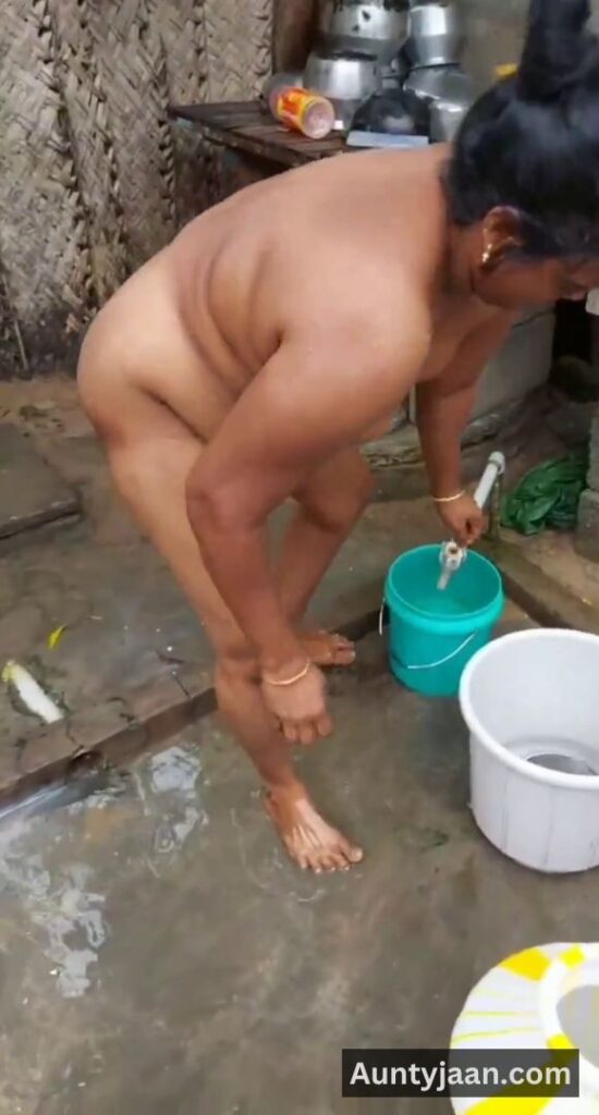 aunty outdoor bathing video