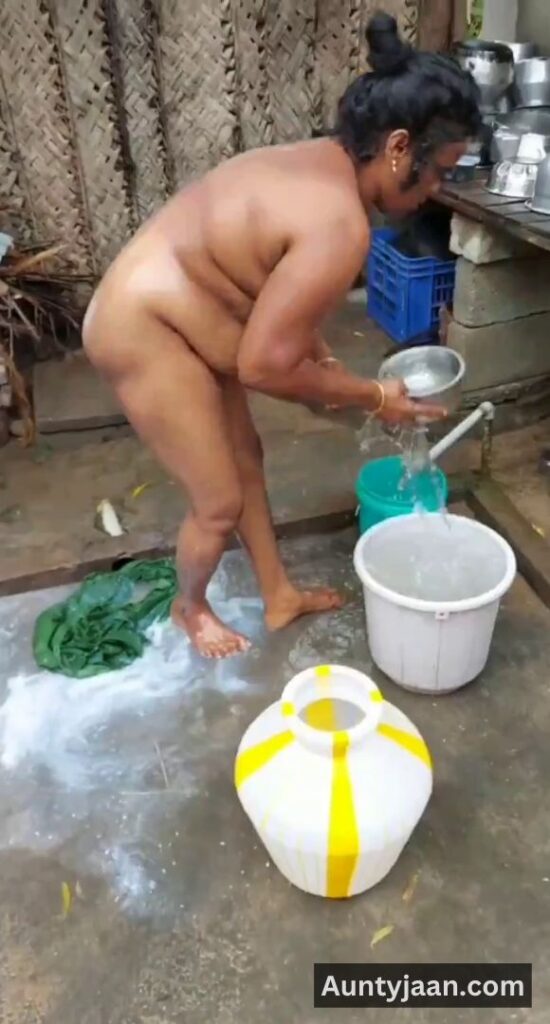 aunty outdoor bathing video