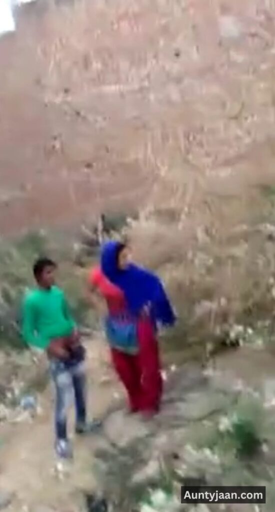 desi aunty outdoor sex