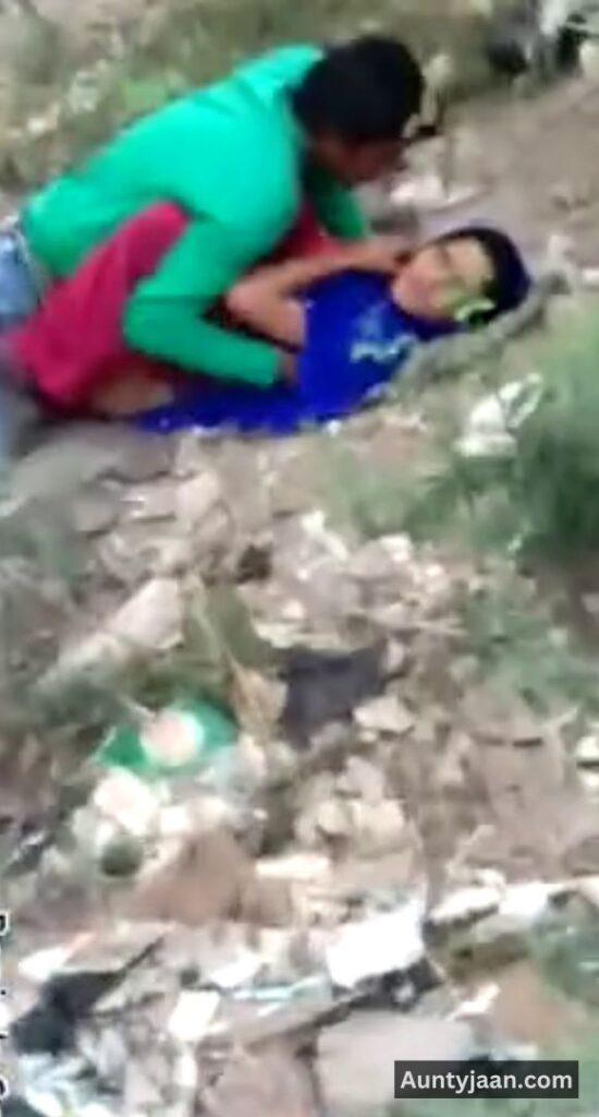 desi aunty outdoor sex