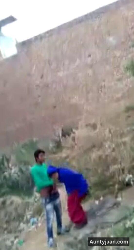 desi aunty outdoor sex
