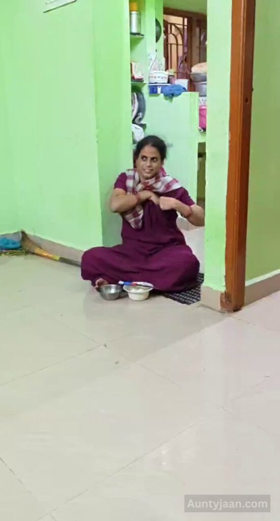 aunty ne choot aur boobs dikhaye