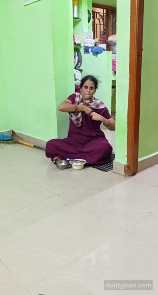 aunty ne choot aur boobs dikhaye