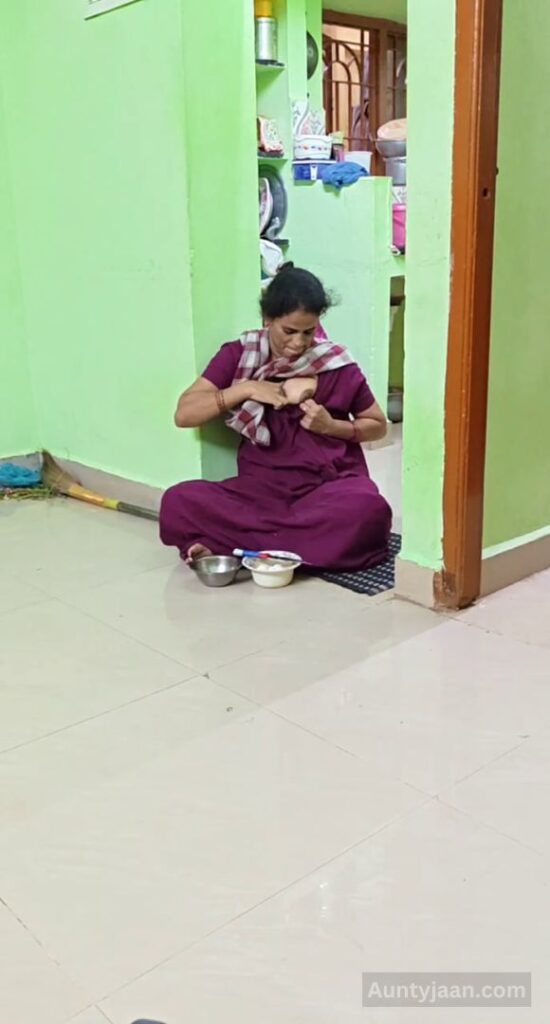 aunty ne choot aur boobs dikhaye