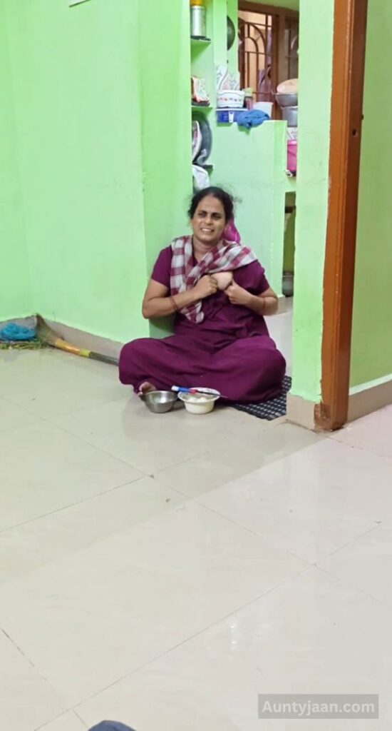 aunty ne choot aur boobs dikhaye