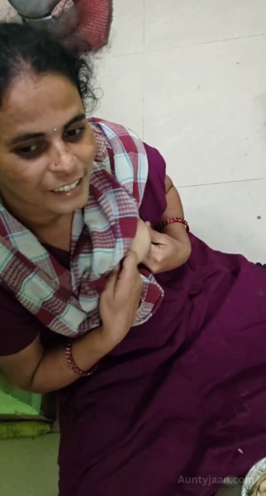 aunty ne choot aur boobs dikhaye