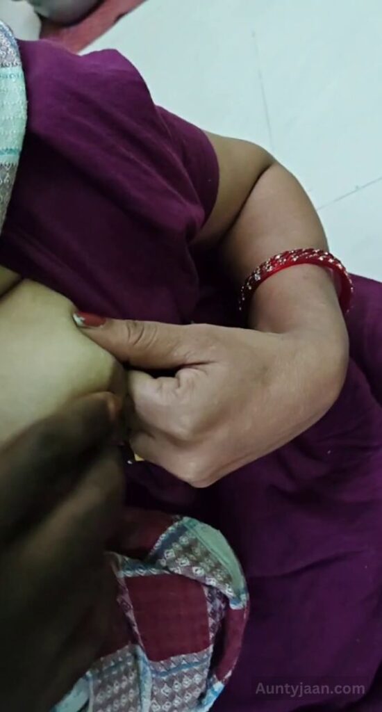 aunty ne choot aur boobs dikhaye