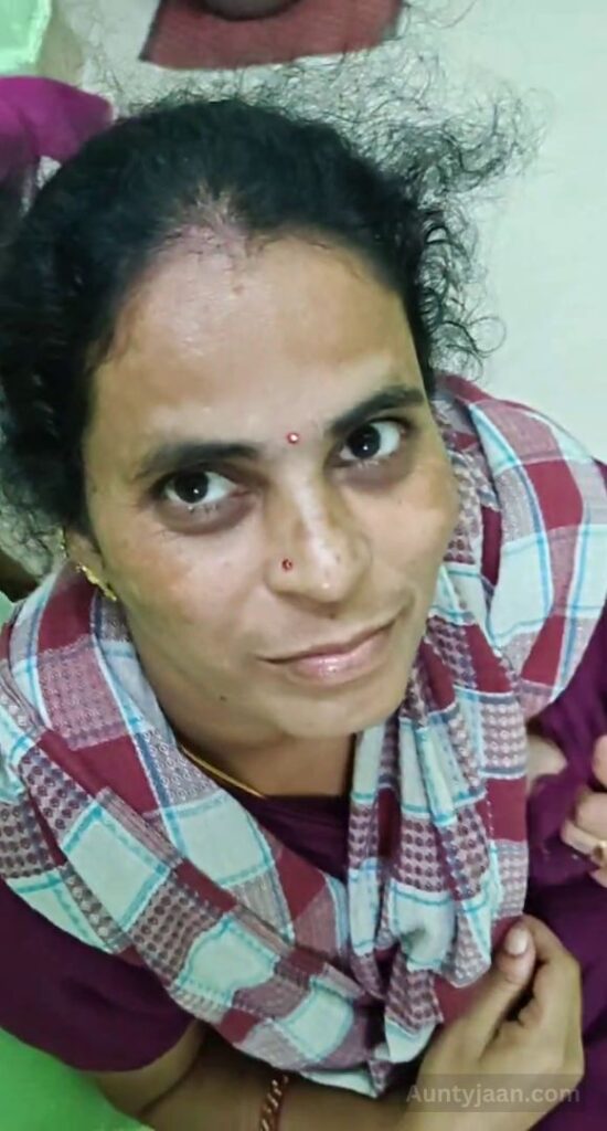 aunty ne choot aur boobs dikhaye