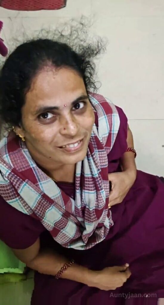 aunty ne choot aur boobs dikhaye