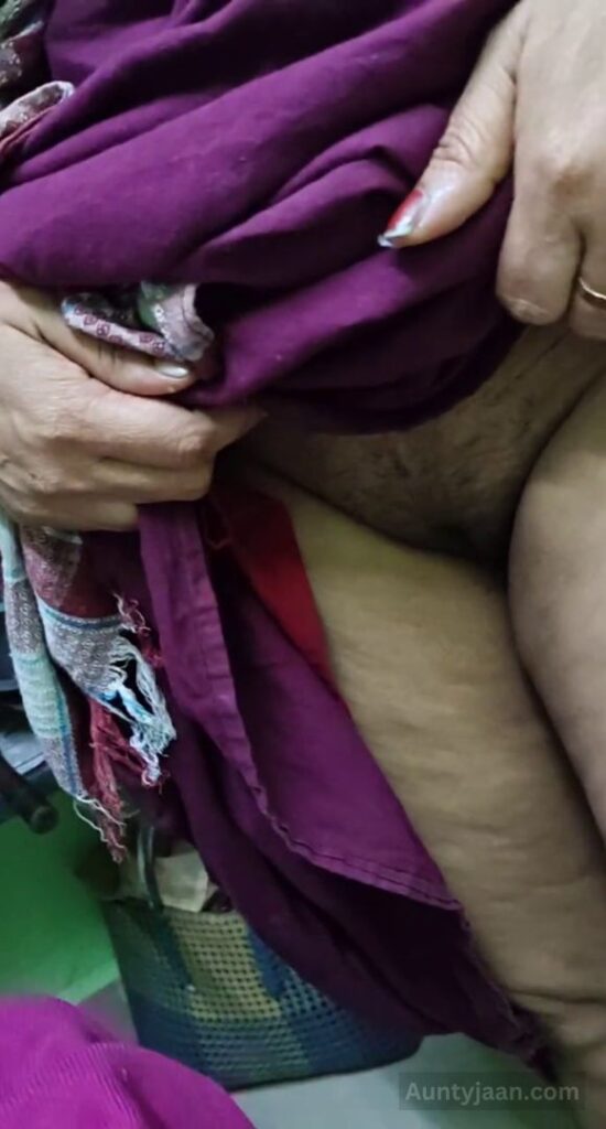 aunty ne choot aur boobs dikhaye