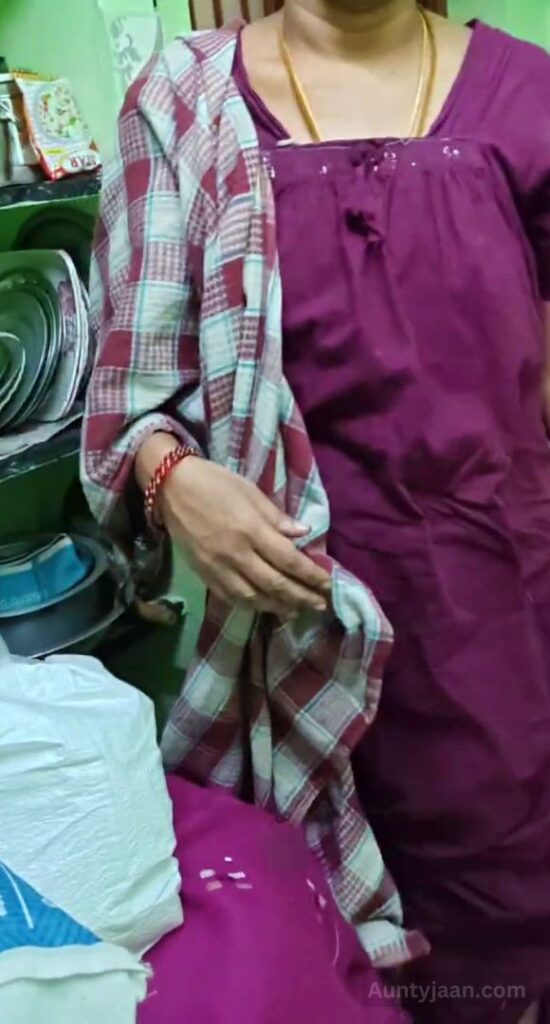 aunty ne choot aur boobs dikhaye